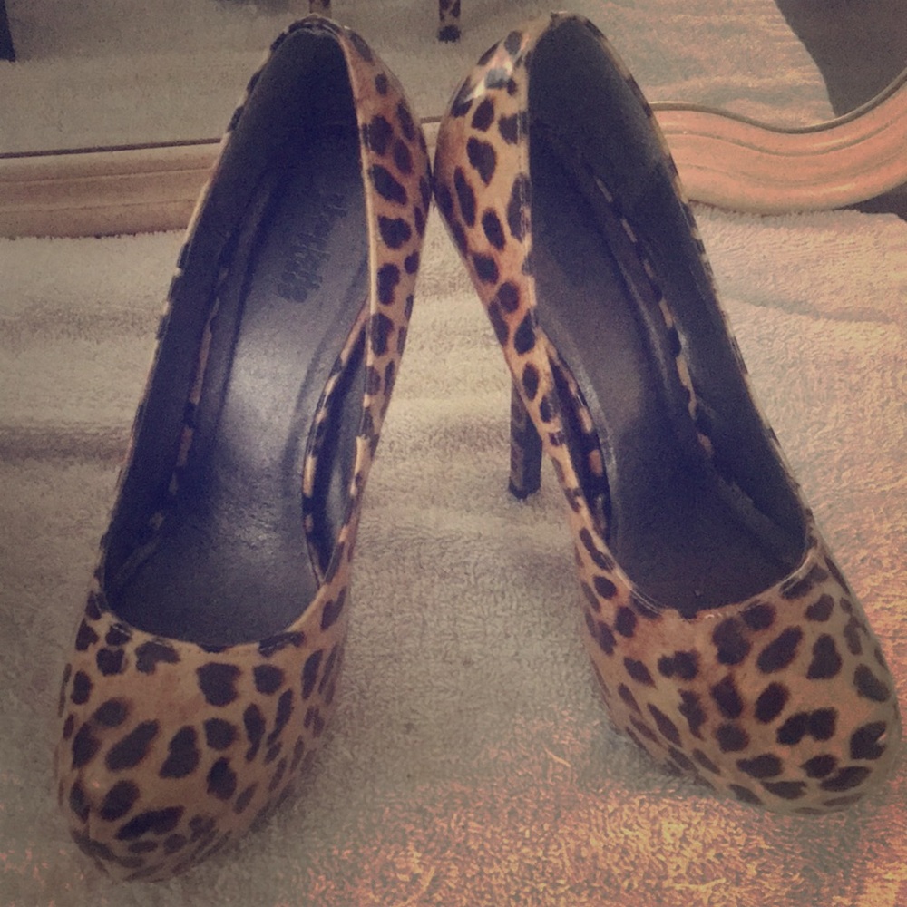 Leopard print pumps